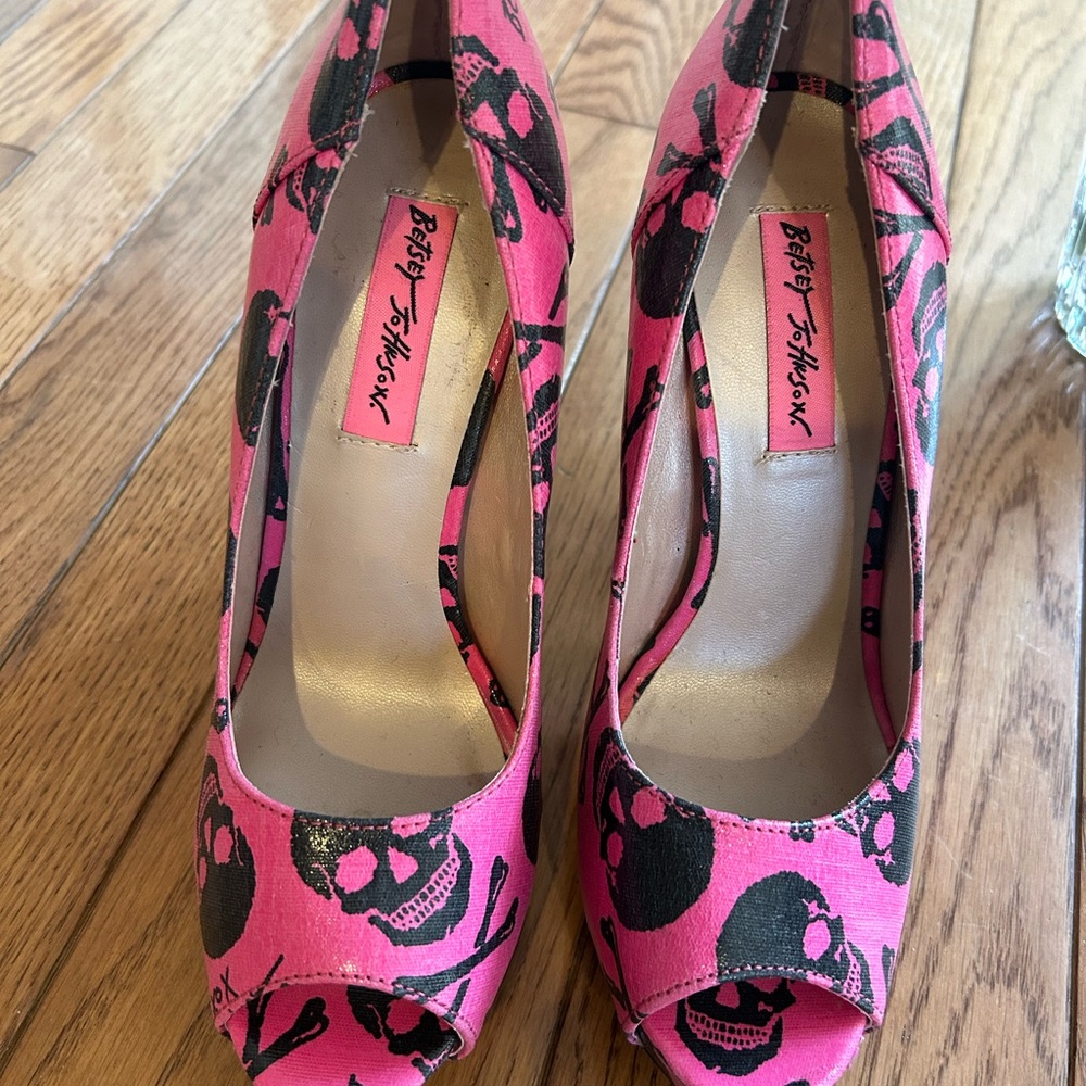 New Betsey Johnson Pink Skull Peep Toe Heels- size 7